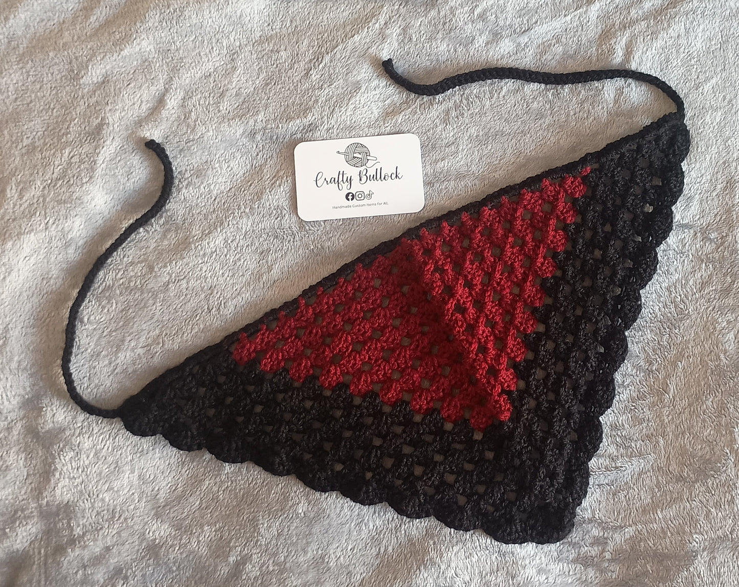 L - Red and black bandana with black boarder
