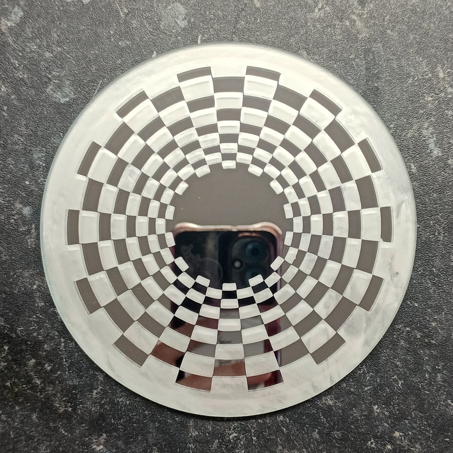 Etched optical illusion mirror